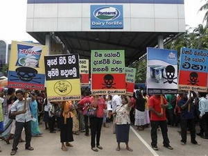 Người dân Sri Lanka biểu tình bên ngoài trụ sở của Fonterra tại nước này. (Nguồn: Reuters)