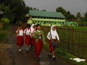 Trẻ em Indonesia đến trường. (Ảnh: nbcnews.com)