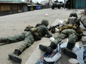 Binh sỹ chính phủ Philippines chiến đấu tại thành phố cảng Zamboanga. (Nguồn: CNN)