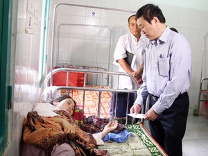 Đoàn công tác của Bộ Y tế thăm các sản phụ có trẻ sơ sinh bị tử vong hiện đang điều trị tại Bệnh viên đa khoa huyện Hướng Hóa. (Ảnh: Hồ Cầu/TTXVN)