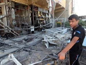 Hiện trường một vụ đánh bom ở Zafaraniyah, phía nam Baghdad. (Nguồn: AFP/TTXVN)