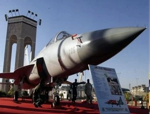 Mẫu máy bay JF-17 của Pakistan hợp tác với Trung Quốc sản xuất được trưng bày tại Karachi, Pakistan. (Ảnh: Daylife)