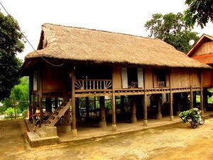 Nhà sàn của những người Thái tại bản Lác. (Ảnh: Tuoitre.com)