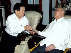 Chủ tịch nước Nguyễn Minh Triết đến thăm và tặng quà Tết cho nguyên Chủ tịch nước Võ Chí Công. (Ảnh: Hoàng Hải/TTXVN)