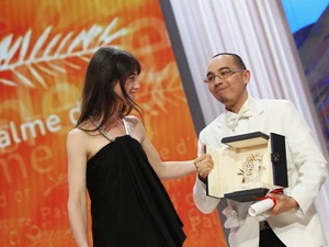 Đạo diễn người Thái Lan Apichatpong Weerasethakul lên nhận giải. (Ảnh: Getty Images)
