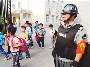 Nhân viên bảo vệ tại một trường tiểu học ở thành phố Bắc Kinh. (Nguồn: Chinadaily)