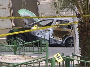 Chiếc ôtô bị phá hủy bởi rocket ở thành phố cảng Aqaba của Jordan. (Nguồn: Reuters)