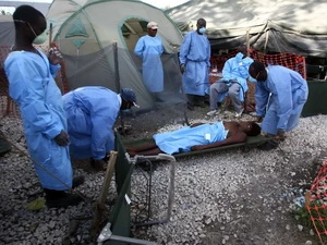 Chuyển thi thể một nạn nhân chết vì dịch tả tại Haiti. (Ảnh: AFP/TTXVN)