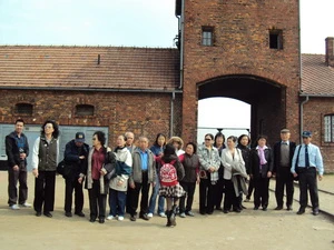 Du khách tham quan tại bảo tàng Auschwitz-Birkenau. (Nguồn: Internet)