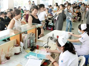 Bện nhân đến khám tại Bệnh viện Nhi đồng 1 - Thành phố Hồ Chí Minh. (Ảnh: Dương Ngọc/TTXVN)