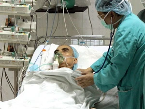 Bác sỹ kiểm tra sức khoẻ của bệnh nhân đã được ghép tim thành công tại Bệnh viện Việt Đức. (Ảnh: Dương Ngọc/TTXVN)
