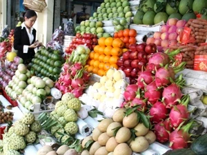 Nhiều loại trái cây nhập khẩu sẽ được kiểm dịch chặt chẽ trong thời gian tới. (Ảnh: TTXVN)