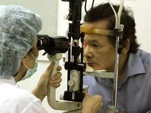 Khám mắt tại Bệnh viện Mắt Trung ương (Bộ Y tế). (Ảnh: Dương Ngọc/TTXVN)