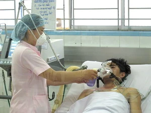 Điều trị bệnh nhân nhiễm cúm A/H5N1 tại Bệnh viện Nhiệt đới Thành phố Hồ Chí Minh. (Ảnh: Phương Vy/TTXVN)