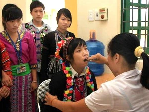 Khám, kiểm tra sức khỏe cho học sinh tham gia bảo hiểm y tế tại Trường Phổ thông dân tộc nội trú tỉnh Lai Châu. (Ảnh: Nguyễn Thủy/TTXVN)