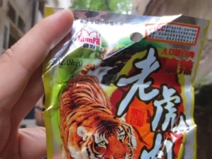 Bao bì sản phẩm các gói "thịt hổ khô." (Ảnh: Sơn Bách/Vietnam+)