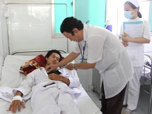 Điều trị cho bệnh nhân sốt rét tại Thành phố Hồ Chí Minh. (Ảnh: TTXVN)