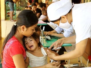 Tiêm vắc-xin cho trẻ. (Ảnh: TTXVN)