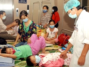Bệnh nhân cúm A/H1N1 nằm điều trị tại Bệnh viện bệnh nhiệt đới Trung ương. (Ảnh: TTXVN)