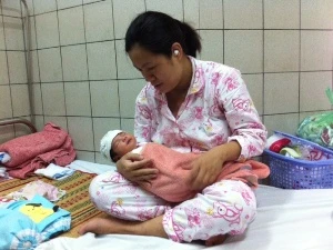 Sau khi được các bác sỹ điều trị đóng ống động mạch, cháu bé đã tự thở được. (Ảnh: PV/Vietnam+)