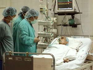 Bác sỹ của Bệnh viện Hữu Nghị Việt-Đức kiểm tra sức khỏe của bệnh nhân được ghép tim thành công. (Ảnh: Dương Ngọc/TTXVN)