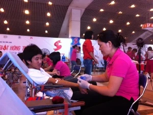 Thanh niên tham gia hiến máu tại Ngày hội hiến máu “Giọt hồng tri ân.” (Ảnh: THùy Giang/Vietnam+)