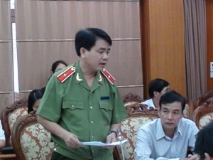 Giám đốc công an Thành phố Hà Nội Nguyễn Đức Chung công bố kết luận điều tra ban đầu tại cuộc họp. (Ảnh: Thùy Giang/Vietnam+)