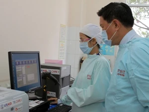USAID tài trợ 17 hệ thống phát hiện lao kháng thuốc và lao/HIVcho các bệnh viện. (Ảnh: Phương Vy/TTXVN)