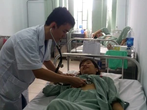 Bác sỹ kiểm tra sức khỏe cho bệnh nhân mổ nội soi thay van tim 2 lá. (Ảnh: PV/Vietnam+)