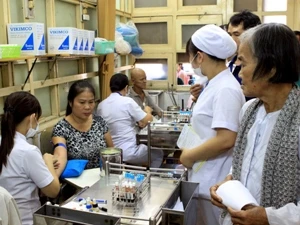 Các bác sỹ Bệnh viện Ung bướu Thành phố Hồ Chí Minh khám cho bệnh nhân. (Ảnh: Dương Ngọc/TTXVN)