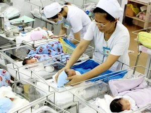 Nhân viên y tế chăm sóc cho trẻ sơ sinh tại Bệnh viện Phụ sản Từ Dũ. (Ảnh: Dương Ngọc/TTXVN)