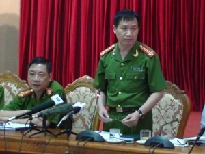 Đại tá Dương Văn Giáp (đứng) - Trưởng phòng cảnh sát hình sự Công an thành phố Hà Nội. (Ảnh: PV Vietnam+)