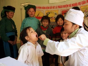 Cán bộ Trạm y tế xã Phố Là (huyện Đồng Văn) khám răng-hàm-miệng cho trẻ em dân tộc Mông. Ảnh minh họa. (Ảnh: Trọng Đức/TTXVN)