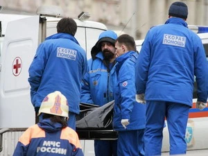 Đưa thi thể người bị nạn ra khỏi khu vực nhà ga Lubyanka bị đánh bom. (Nguồn: Getty Images)