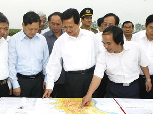 Thủ tướng Nguyễn Tấn Dũng kiểm tra quy hoạch xây dựng Trường đại học Phố Hiến. (Ảnh: Đức Tám/TTXVN) 