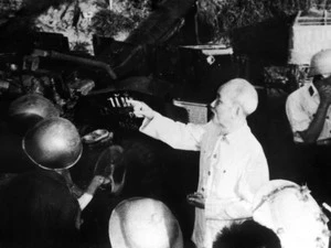 Chủ tịch Hồ Chí Minh thăm một đơn vị bộ đội phòng không tại Hà Nội ( năm 1966). (Ảnh: Vũ Đình Hồng/TTXVN) 