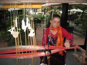 Nghệ nhân Thuận Thị Trụ giới thiệu dệt thổ cẩm Chăm (Ảnh: Thúy Mơ/Vietnam+)