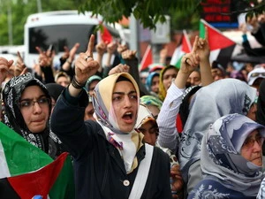 Người dân Thổ Nhĩ Kỳ biểu tình tại Istanbul ngày 1/6, phản đối vụ tấn công của Israel. (Nguồn: AFP)