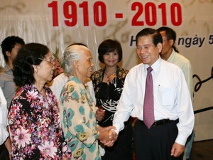 Chủ tịch nước Nguyễn Minh Triết thăm hỏi thân nhân gia đình nhà văn Nguyễn Tuân. (Ảnh: Nguyễn Khang/TTXVN)