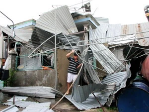 Nhân dân huyện Quỳnh Lưu tập trung khắc phục hậu quả của cơn bão số 3. (Ảnh: Ngọc Hà/TTXVN)