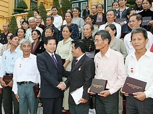Chủ tịch nước Nguyễn Minh triết tiếp Đoàn đại biểu hội người tù yêu nước tỉnh Ninh Thuận. (Ảnh: Nguyễn Khang/TTXVN)