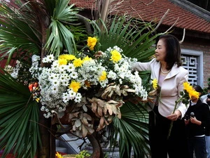 Nghệ nhân Eikou Sumara giới thiệu nghệ thuật cắm hoa Ikebana. (Ảnh: Phương Hoa/TTXVN)