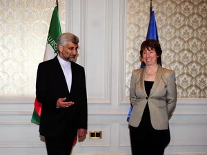 Trưởng đoàn đàm phán hạt nhân của Iran Said Jalili (trái) và người phụ trách chính sách đối ngoại của Liên minh châu Âu, bà Catherine Ashton trước cuộc đàm phán. (Nguồn: AFP/TTXVN)