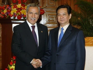 Thủ tướng Nguyễn Tấn Dũng tiếp ông Bulent Arinc, Phó Thủ tướng kiêm Quốc vụ khanh Thổ Nhĩ Kỳ. (Ảnh: Đức Tám/TTXVN)