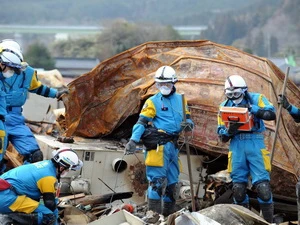 Lực lượng cứu trợ làm việc tại quận Iwate ngày 22/3. (Nguồn: THX/TTXVN)