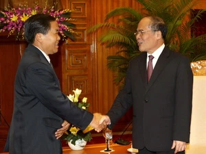 Phó Thủ tướng Nguyễn Sinh Hùng tiếp Phó Thống đốc Ngân hàng Trung ương Lào. (Ảnh: Thái Bình/TTXVN)