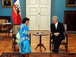 Đại sứ Việt Nam và Tổng thống Chile. (Ảnh: Việt Hùng-Lê Hà/Vietnam+)