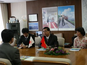 Đại sứ Nguyễn Phú Bình gặp Tỉnh trưởng Iwate, ông Takuya Tasso. (Ảnh: Minh Sơn/Vietnam+)