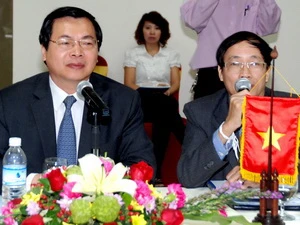 Bộ trưởng Vũ Huy Hoàng (trái) tại buổi làm việc. (Ảnh: Hoàng Chương/Vietnam+)