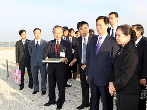 Thủ tướng Nguyễn Tấn Dũng thăm khu vực bị thiệt hại tại Nhật Bản. (Ảnh: Đức Tám/TTXVN)